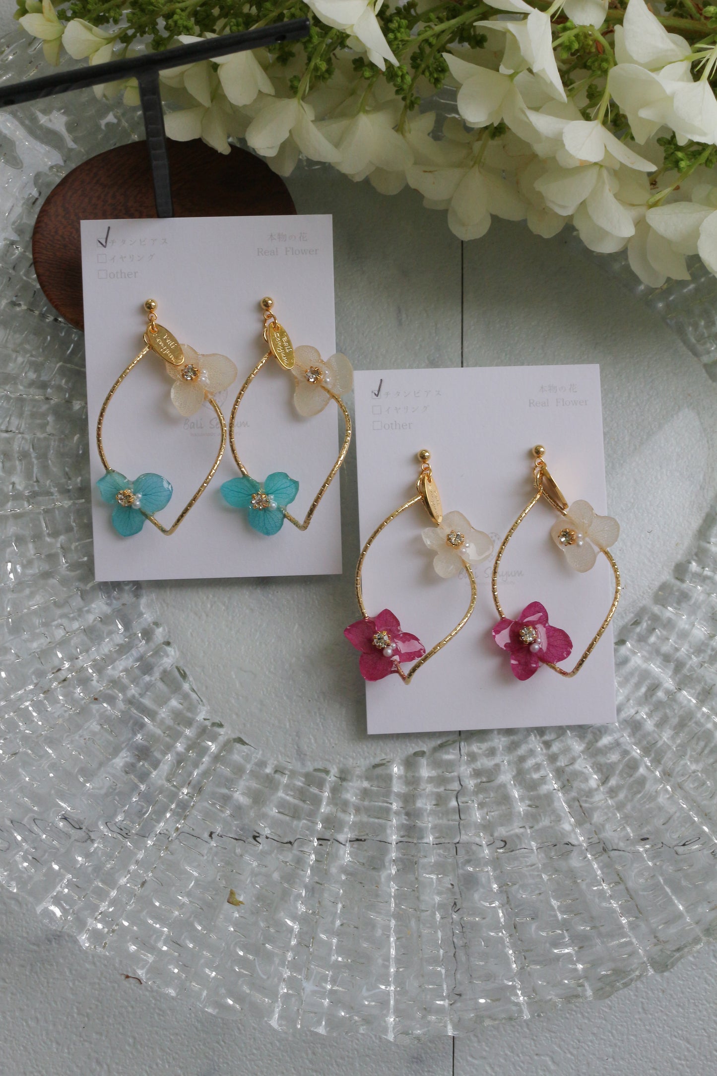 Twisted Tear-Drop Hoop Earrings with Hydrangeas No.1 ピアスorイヤリング