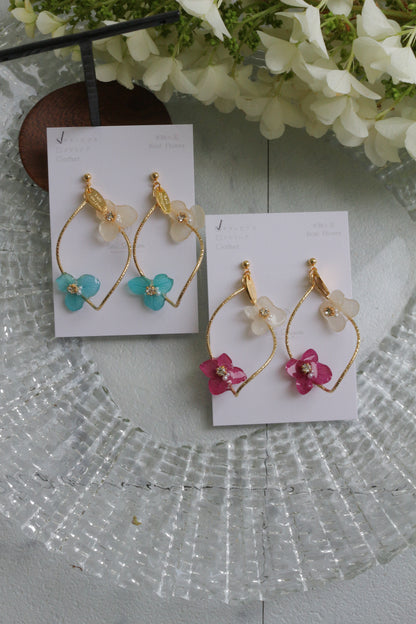 Twisted Tear-Drop Hoop Earrings with Hydrangeas No.1 ピアスorイヤリング