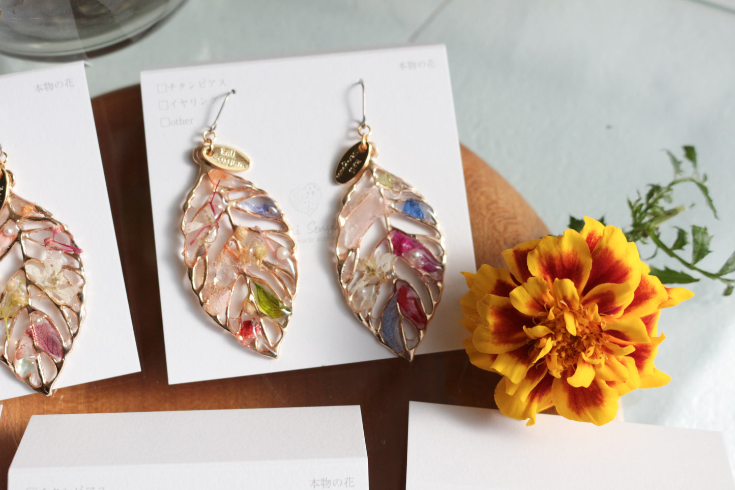 Leaf Earrings With Seasonal Flower Petals No.62 ピアスorイヤリング