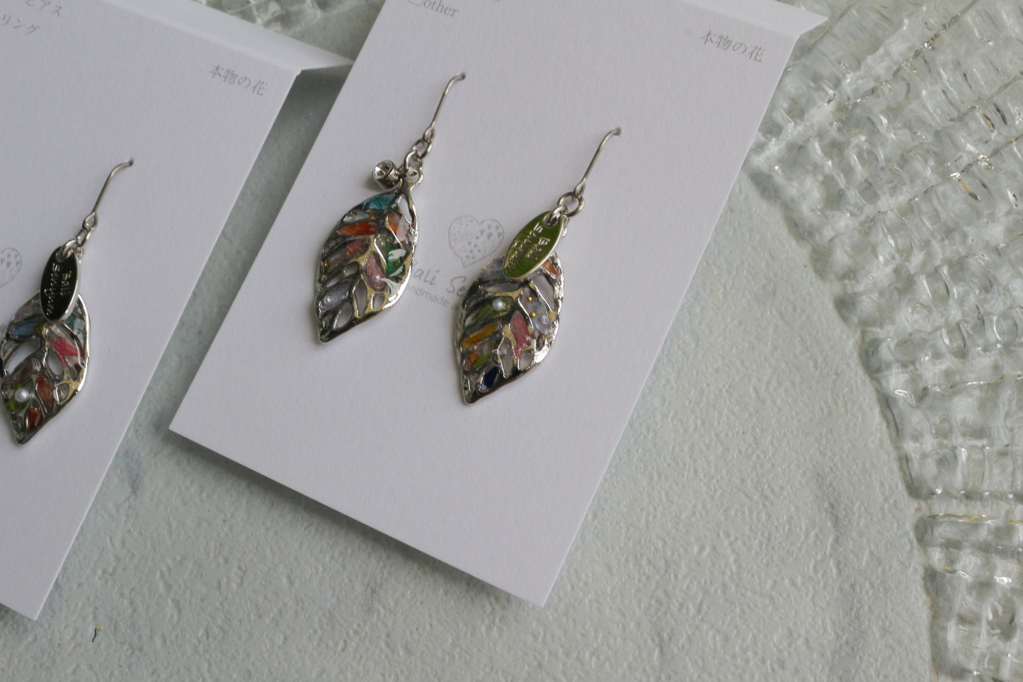 Small Leaf Earrings With Seasonal Flower Petals No.1 Silver colorピアス or イヤリング