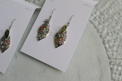 Small Leaf Earrings With Seasonal Flower Petals No.1 Silver colorピアス or イヤリング