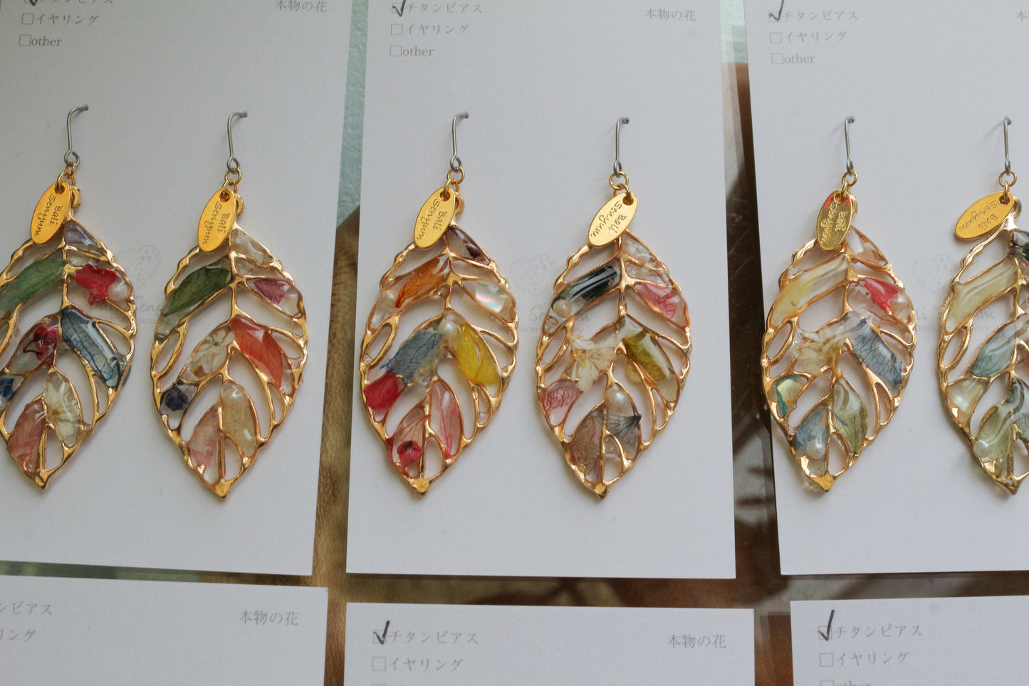 Leaf Earrings With Seasonal Flower Petals No.68    ピアスorイヤリング