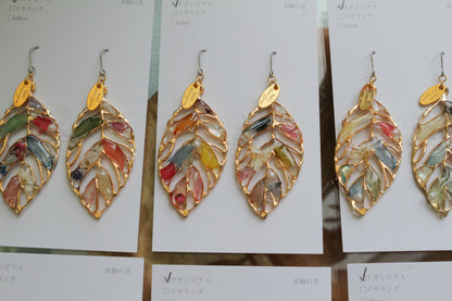 Leaf Earrings With Seasonal Flower Petals No.68    ピアスorイヤリング