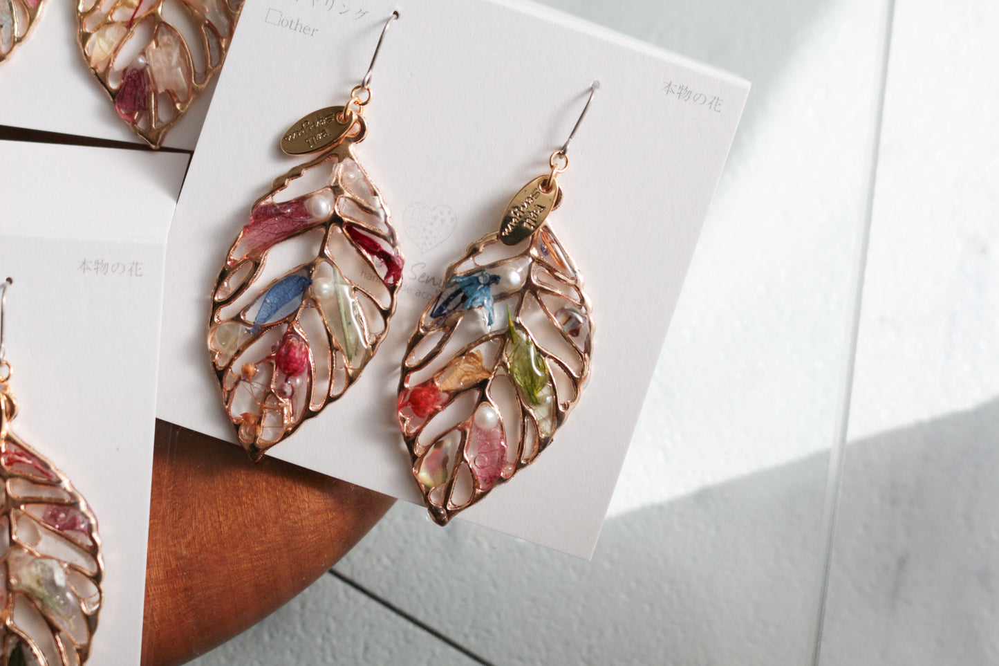 Leaf Earrings With Seasonal Flower Petals No.61 ピアスorイヤリング