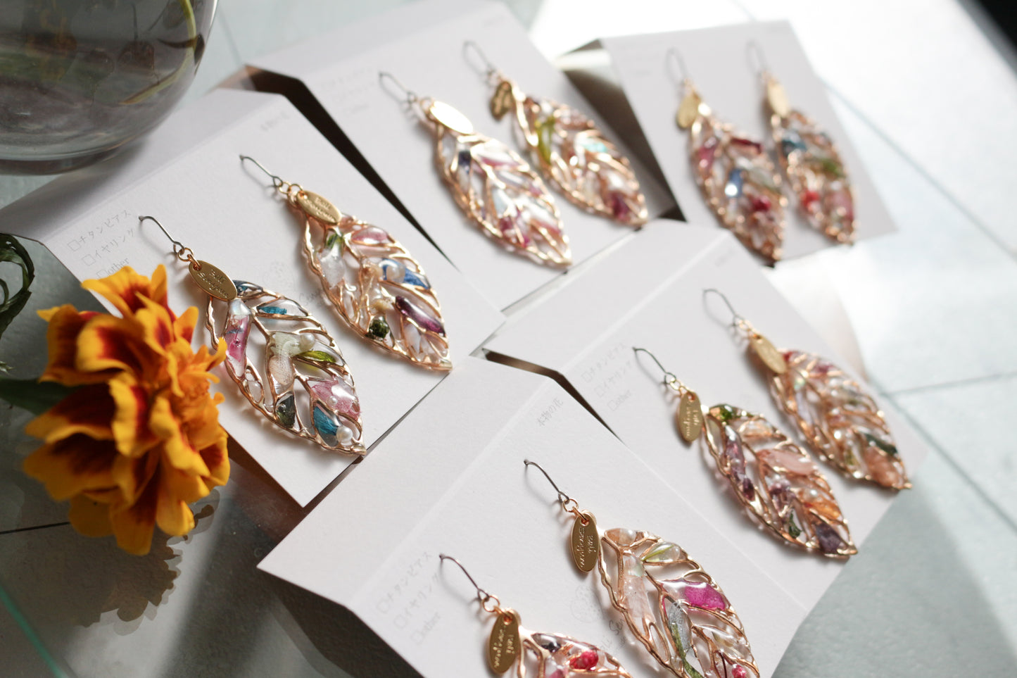 Leaf Earrings With Seasonal Flower Petals No.61 ピアスorイヤリング