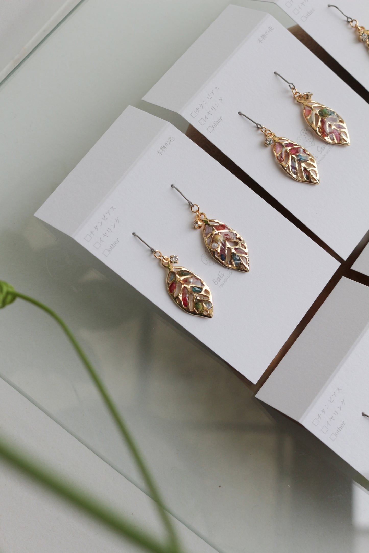 Small Leaf Earrings With Seasonal Flower Petals No.6 ピアス or イヤリング