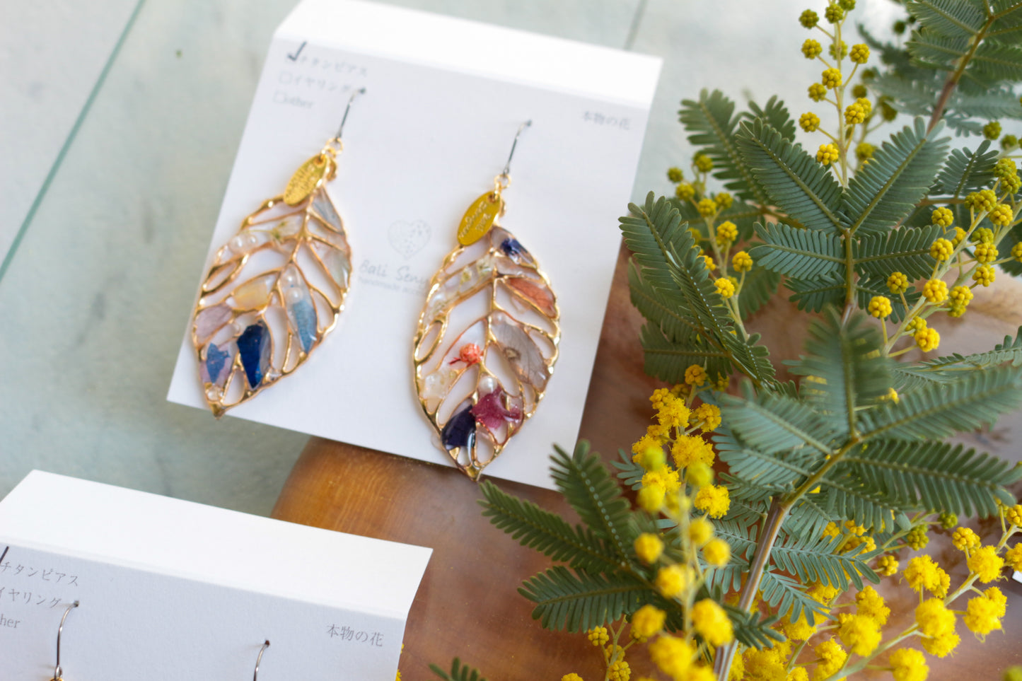 Leaf Earrings With Seasonal Flower Petals No.65 ピアスorイヤリング