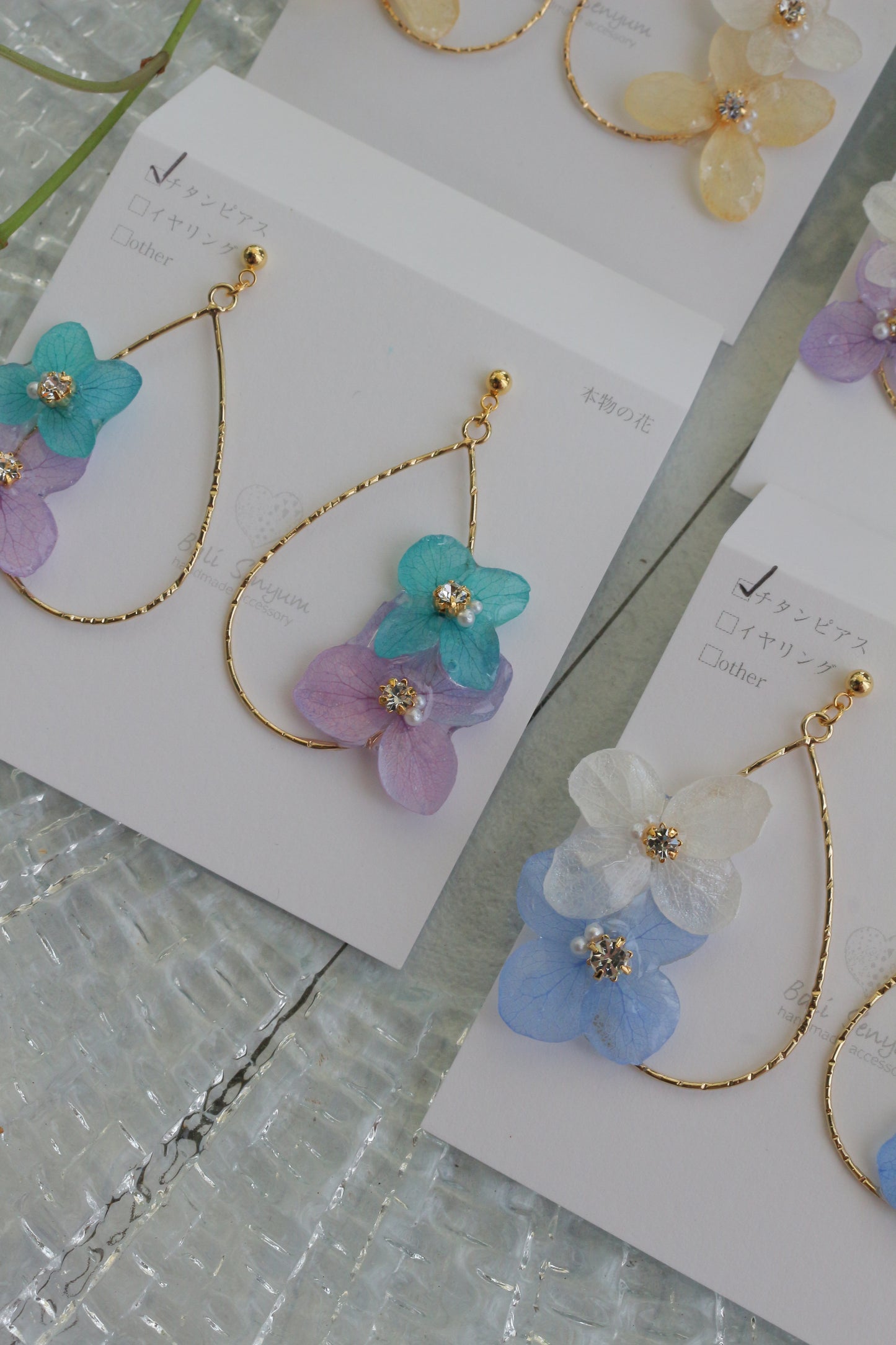 Teardrop Hoop Earrings with Hydrangeas No.21 ピアスorイヤリング