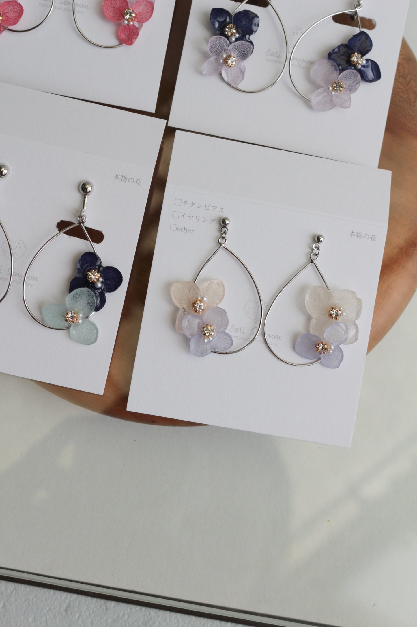 Teardrop Silver color Hoop Earrings with Hydrangeas No.1 ピアスorイヤリング
