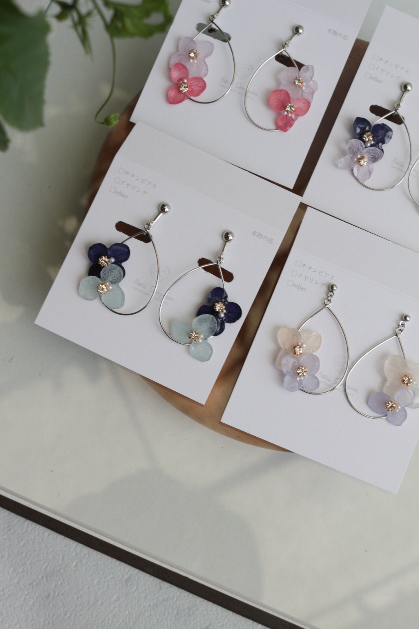 Teardrop Silver color Hoop Earrings with Hydrangeas No.1 ピアスorイヤリング