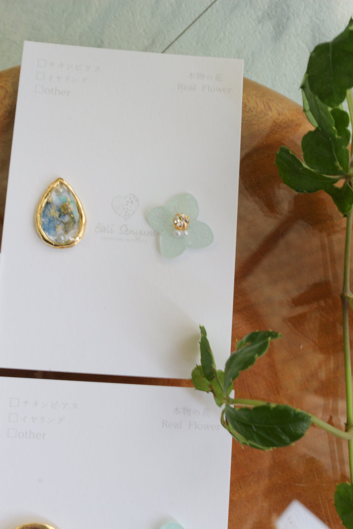 Hydrangea and Flower Medallion No.2 パーツ選べます。Clip-on or Titanium Pierce