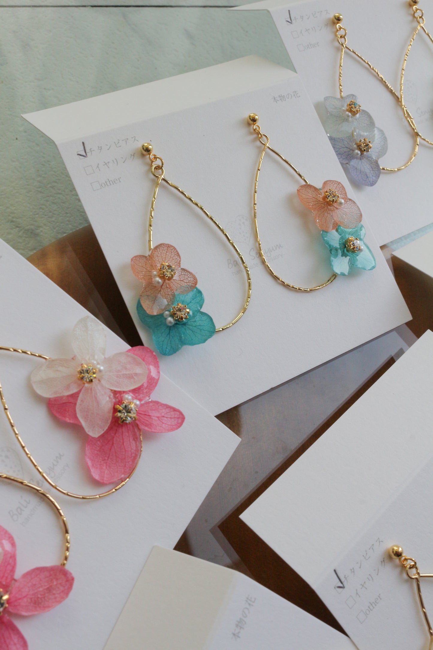 Teardrop Hoop Earrings with Hydrangeas No.20 ピアスorイヤリング