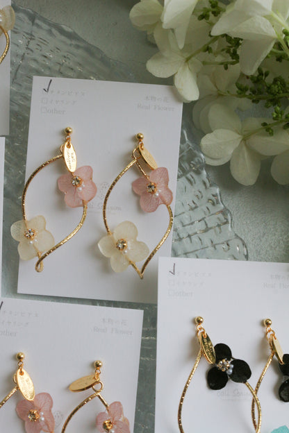 Twisted Tear-Drop Hoop Earrings with Hydrangeas No.1 ピアスorイヤリング