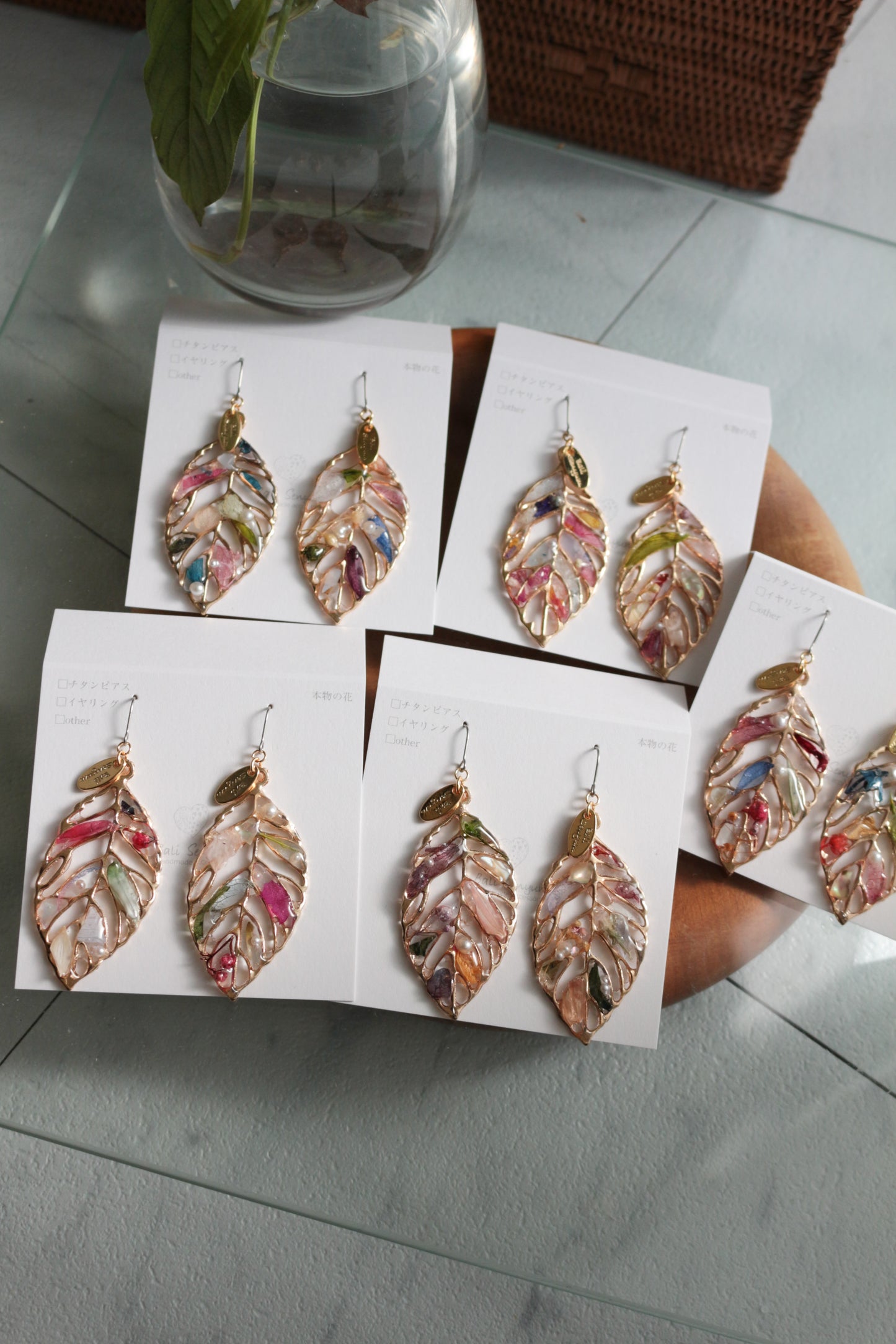 Leaf Earrings With Seasonal Flower Petals No.61 ピアスorイヤリング