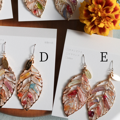 Leaf Earrings With Seasonal Flower Petals No.62 ピアスorイヤリング