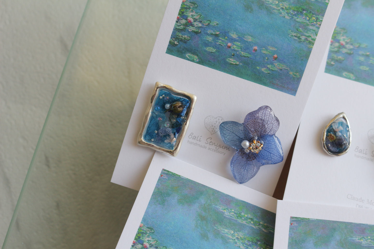Monet's Water Lilies Inspired Flower and Medallion No.13イヤリング Clip-on 睡蓮