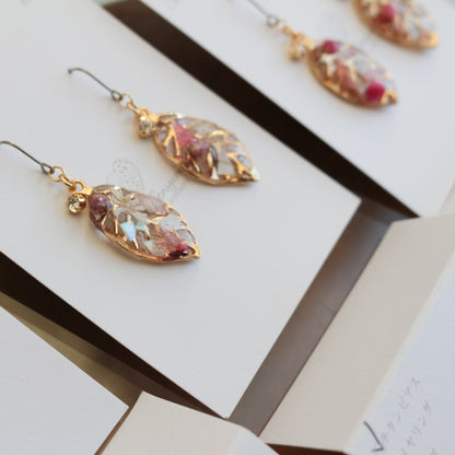 Small Leaf Earrings With Seasonal Flower Petals No.8 ピアス or イヤリング