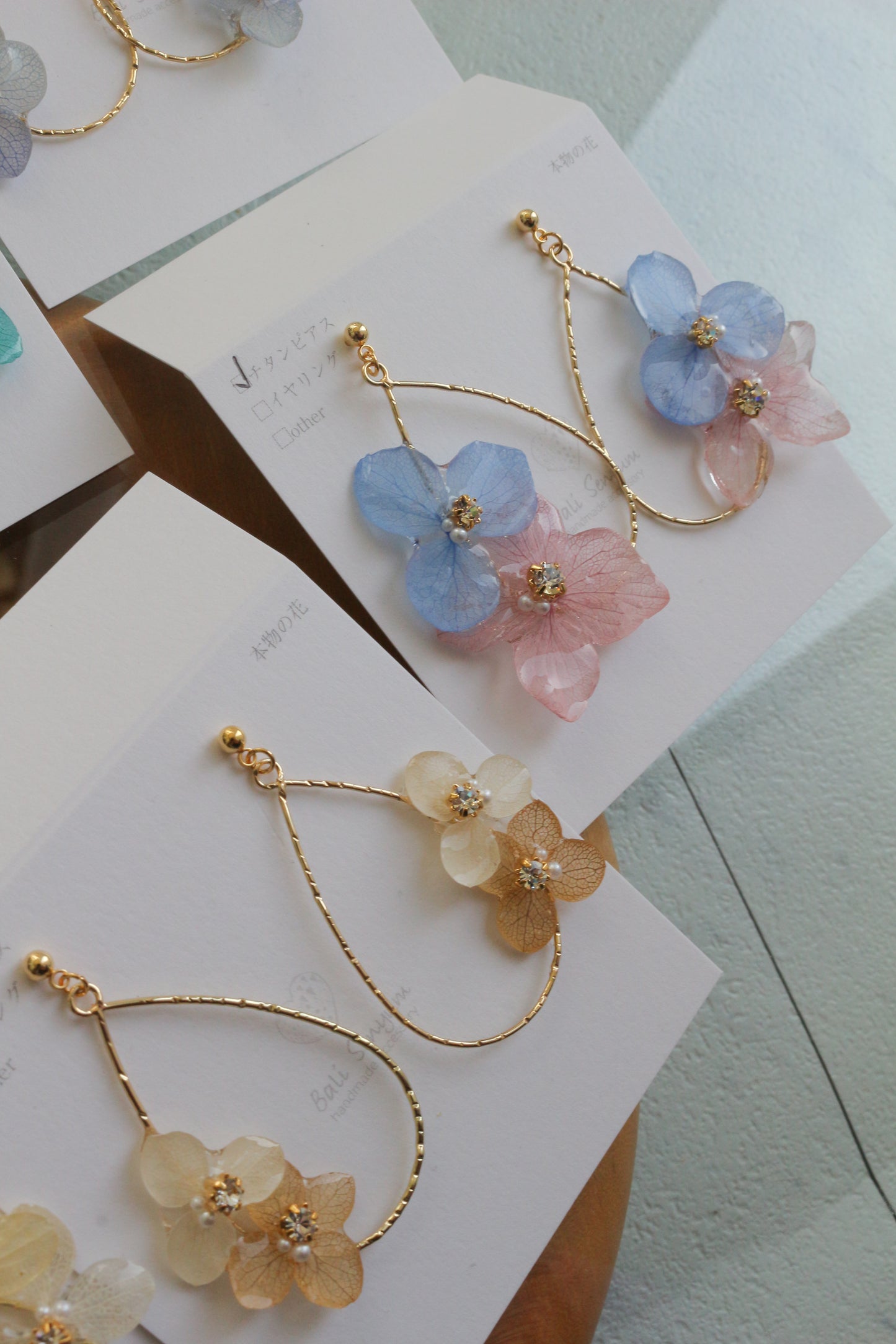 Teardrop Hoop Earrings with Hydrangeas No.20 ピアスorイヤリング