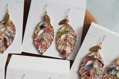 Leaf Earrings With Seasonal Flower Petals No.61 ピアスorイヤリング
