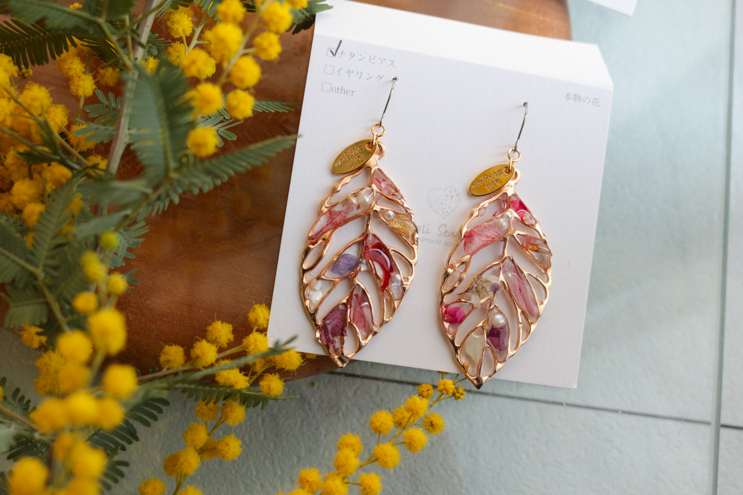 Leaf Earrings With Seasonal Flower Petals No.65 ピアスorイヤリング