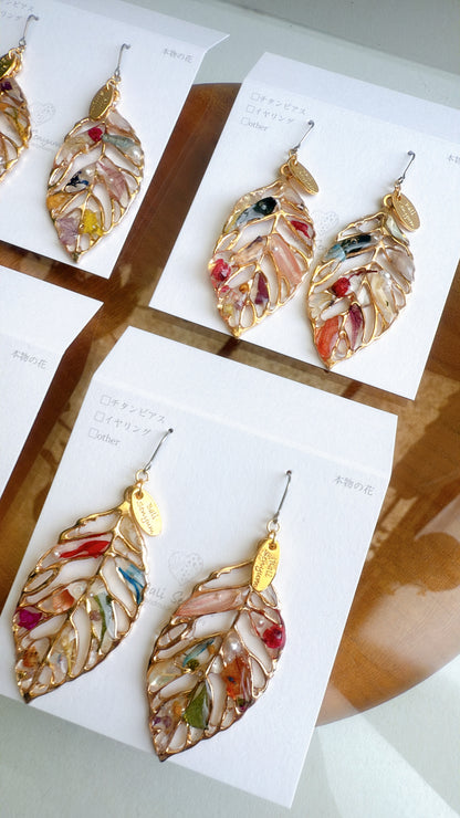 Leaf Earrings With Seasonal Flower Petals No.53 ピアスorイヤリング