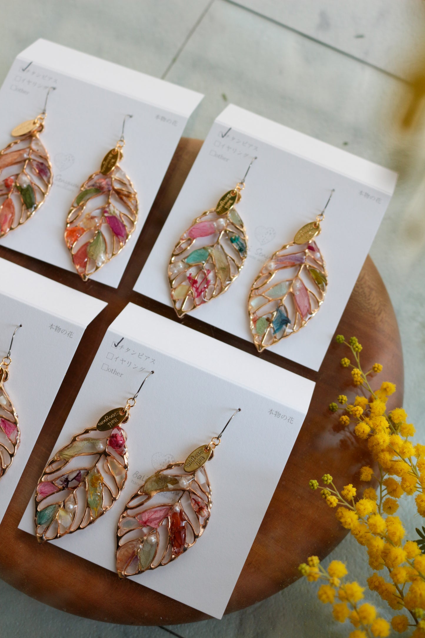 Leaf Earrings With Seasonal Flower Petals No.64 ピアスorイヤリング