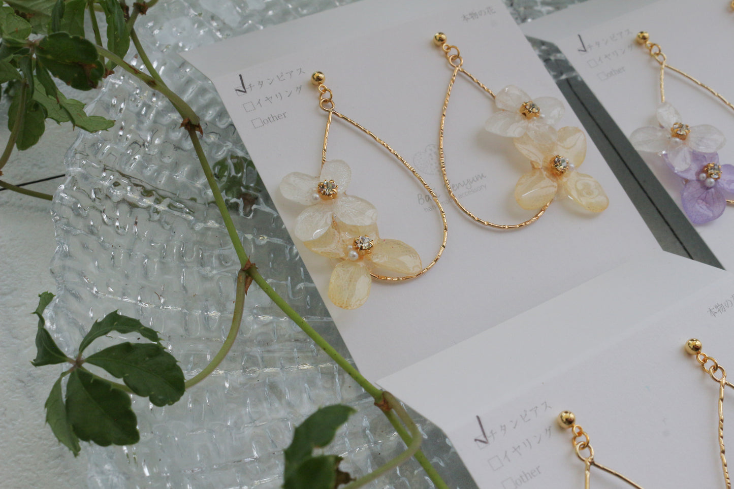 Teardrop Hoop Earrings with Hydrangeas No.21 ピアスorイヤリング