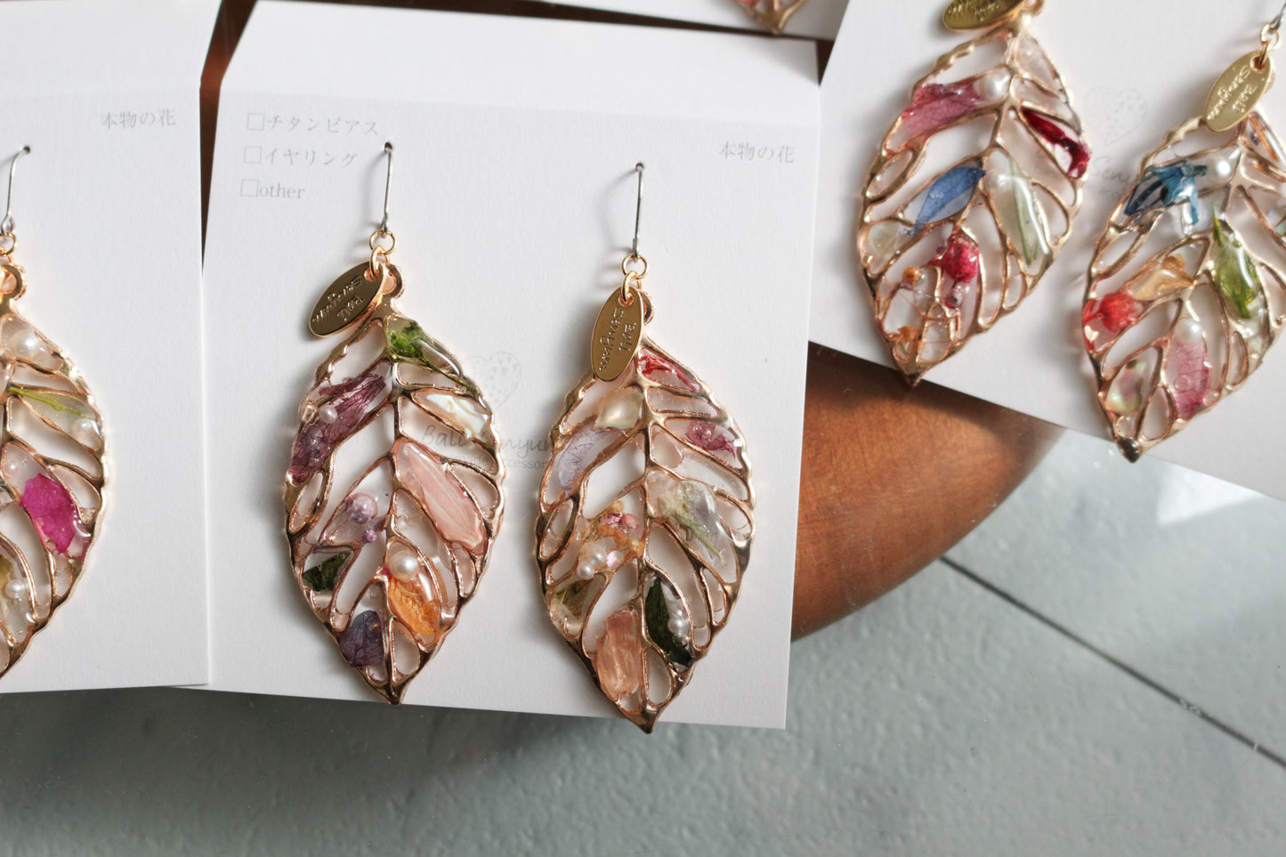 Leaf Earrings With Seasonal Flower Petals No.61 ピアスorイヤリング