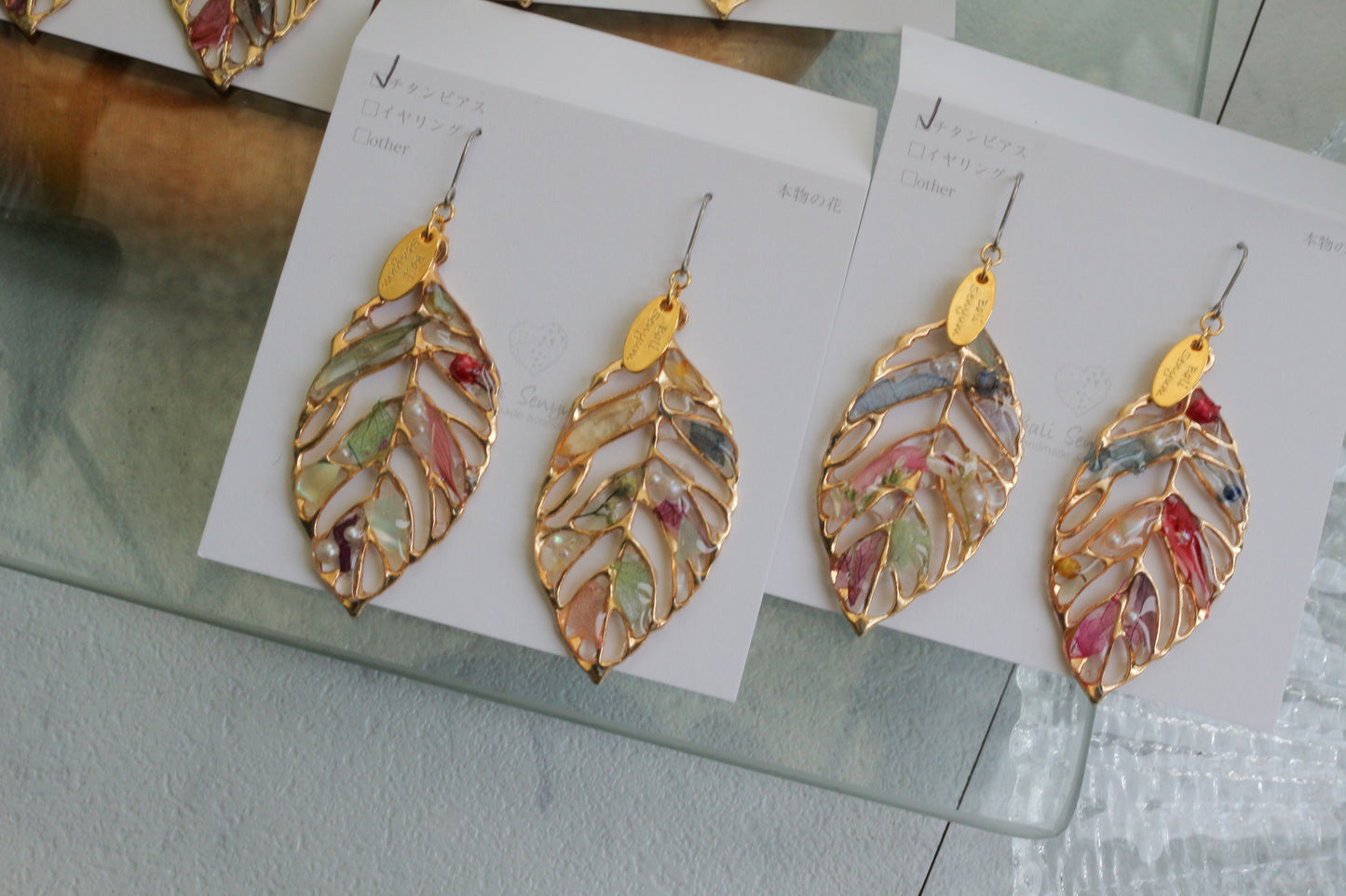 Leaf Earrings With Seasonal Flower Petals No.66 ピアスorイヤリング