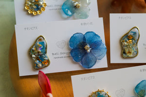 Blue Gradation Hydrangea and Flower Medallion チタンピアス　No.5