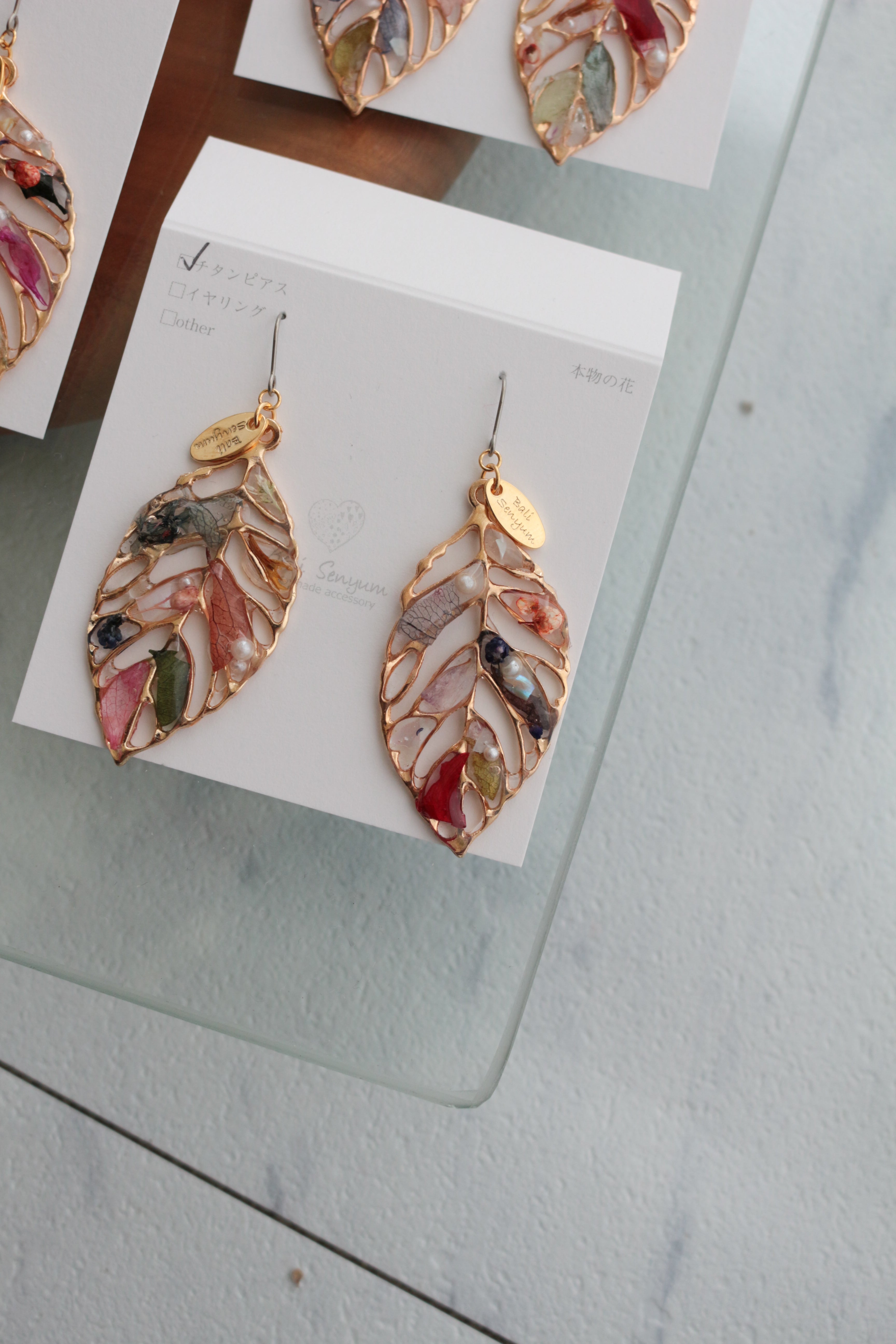Leaf Earrings With Seasonal Flower Petals No.63 ピアスorイヤリング
