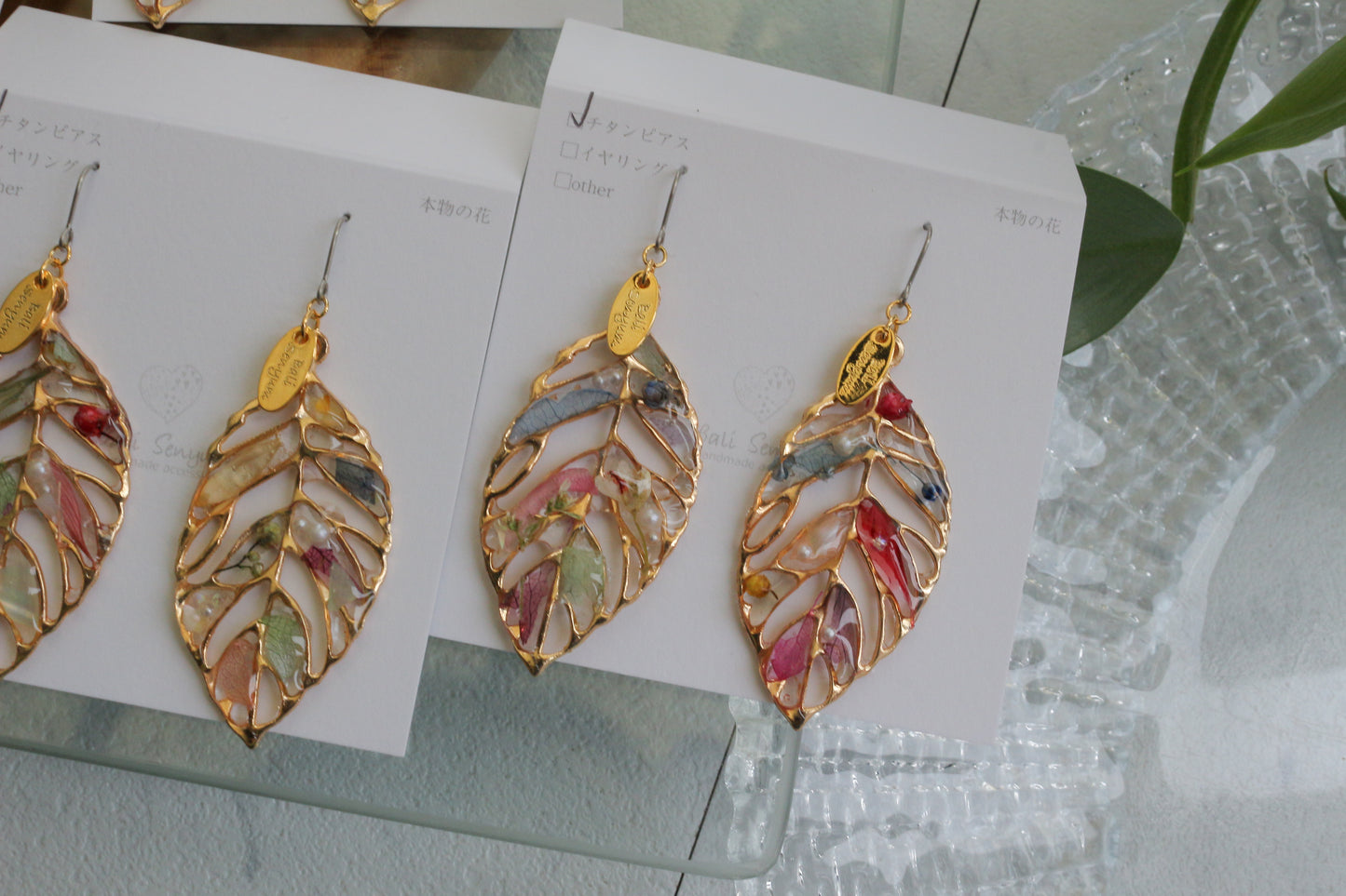 Leaf Earrings With Seasonal Flower Petals No.66 ピアスorイヤリング