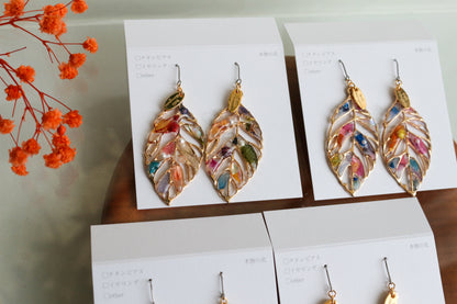Leaf Earrings With Seasonal Flower Petals No.57 ピアスorイヤリング