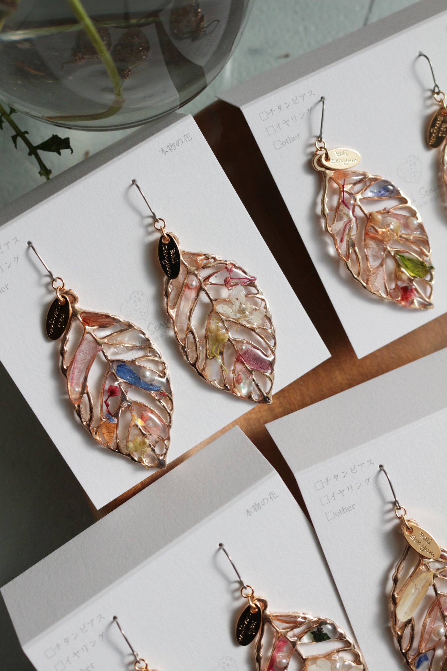Leaf Earrings With Seasonal Flower Petals No.62 ピアスorイヤリング