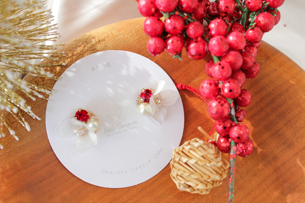 White Hydrangea Petal Earrings with Cotton Pearl - クリスマススペシャルNo.2