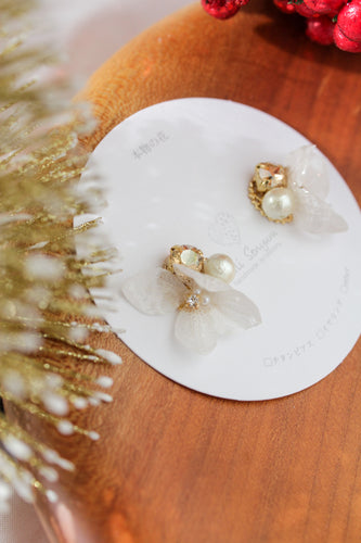 White Hydrangea Petal Earrings with Cotton Pearl - クリスマススペシャルNo.5