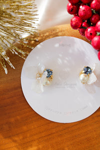 White Hydrangea Petal Earrings with Cotton Pearl - クリスマススペシャルNo.3