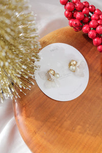 White Hydrangea Petal Earrings with Cotton Pearl - クリスマススペシャルNo.5