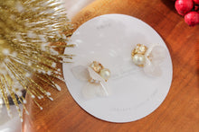 White Hydrangea Petal Earrings with Cotton Pearl - クリスマススペシャルNo.5